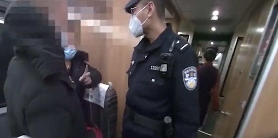 高铁上有人抽烟会怎么样高铁上有人抽烟会面临怎样的后果？全面解析